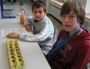 2 Sch&uuml;ler spielen ein afrikanisches Spiel.