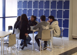 Bild von Schülerinnen und Schülern in der Eingangshalle