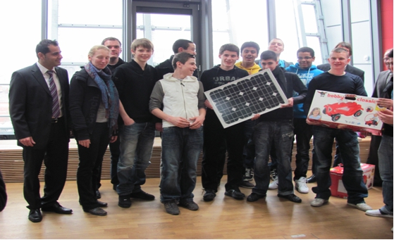 Auftakt im Super-C: Die Schüler erhalten den Bobby Car Bausatz Bild von der Überreichung des Solarbausatzes
