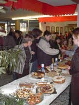 Enormer Andrang auf das adventliche Kuchenb�ffet