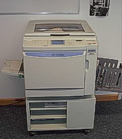 Ein Mittelding zwischen Kopiergerät und Drucker.