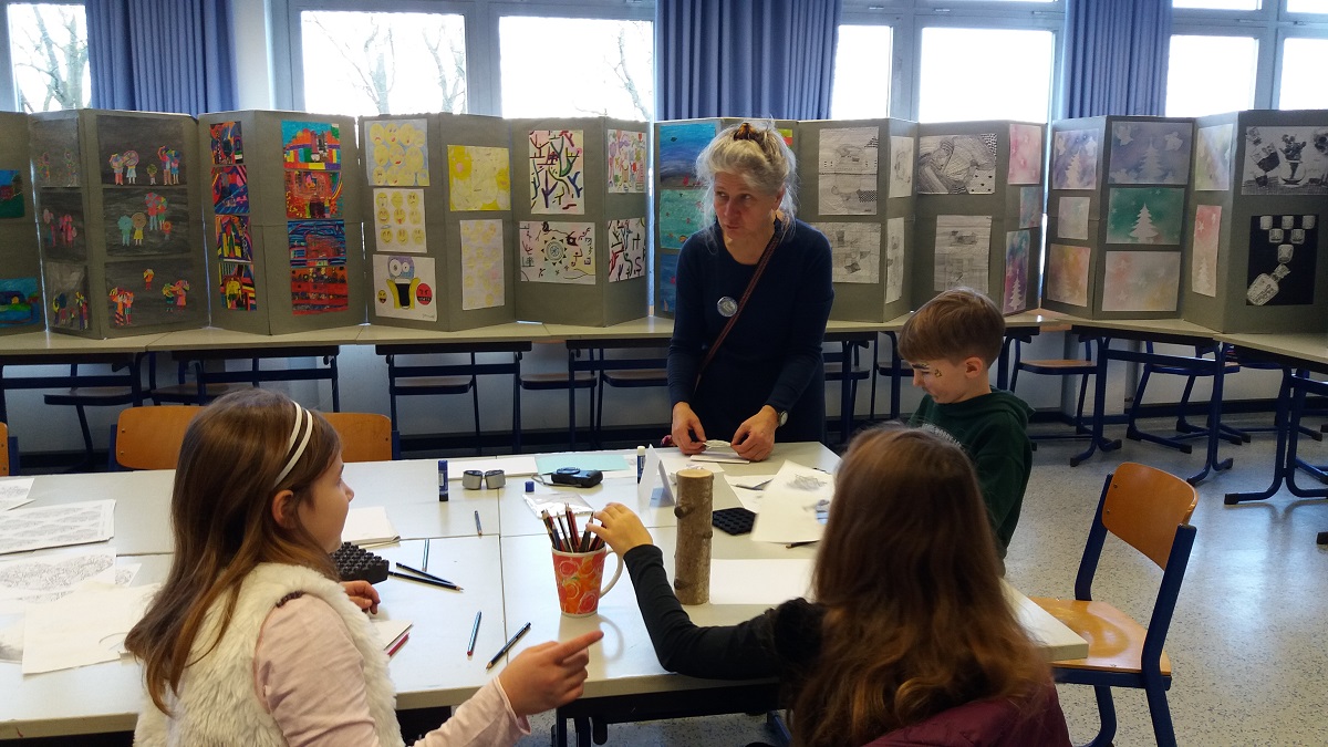 Einige Sch�lerarbeiten werden in einer Kunstausstellung vorgestellt