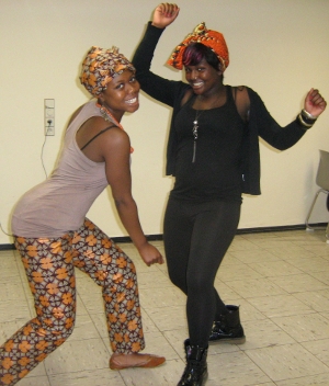 2 tanzende Schlerinnen