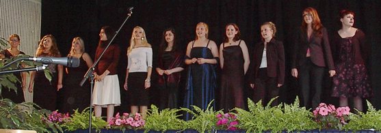 Auf den Brettern, die die Welt bedeuten, präsentieren einige Schülerinnen ihren Abschlussvortrag. Auf den Brettern, die die Welt bedeuten, präsentieren einige Schülerinnen ihren Abschlussvortrag.