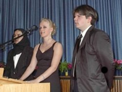 Schülerinnen und Schüler bei ihrer Abschlussrede auf der Entlassfeier Schülerinnen und Schüler bei ihrer Abschlussrede auf der Entlassfeier