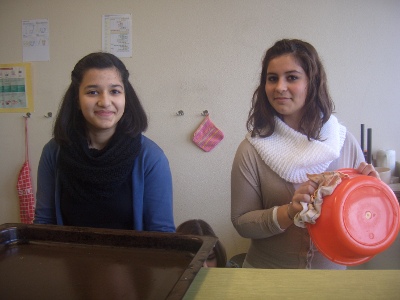 zwei Schülerinnen der 9b beim Kochen Hauswirtschafts-AG