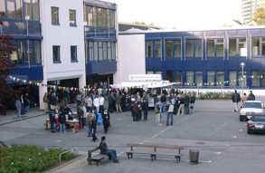 Feier auf dem Schulhof Das Feiern beginnt schon auf dem Schulhof